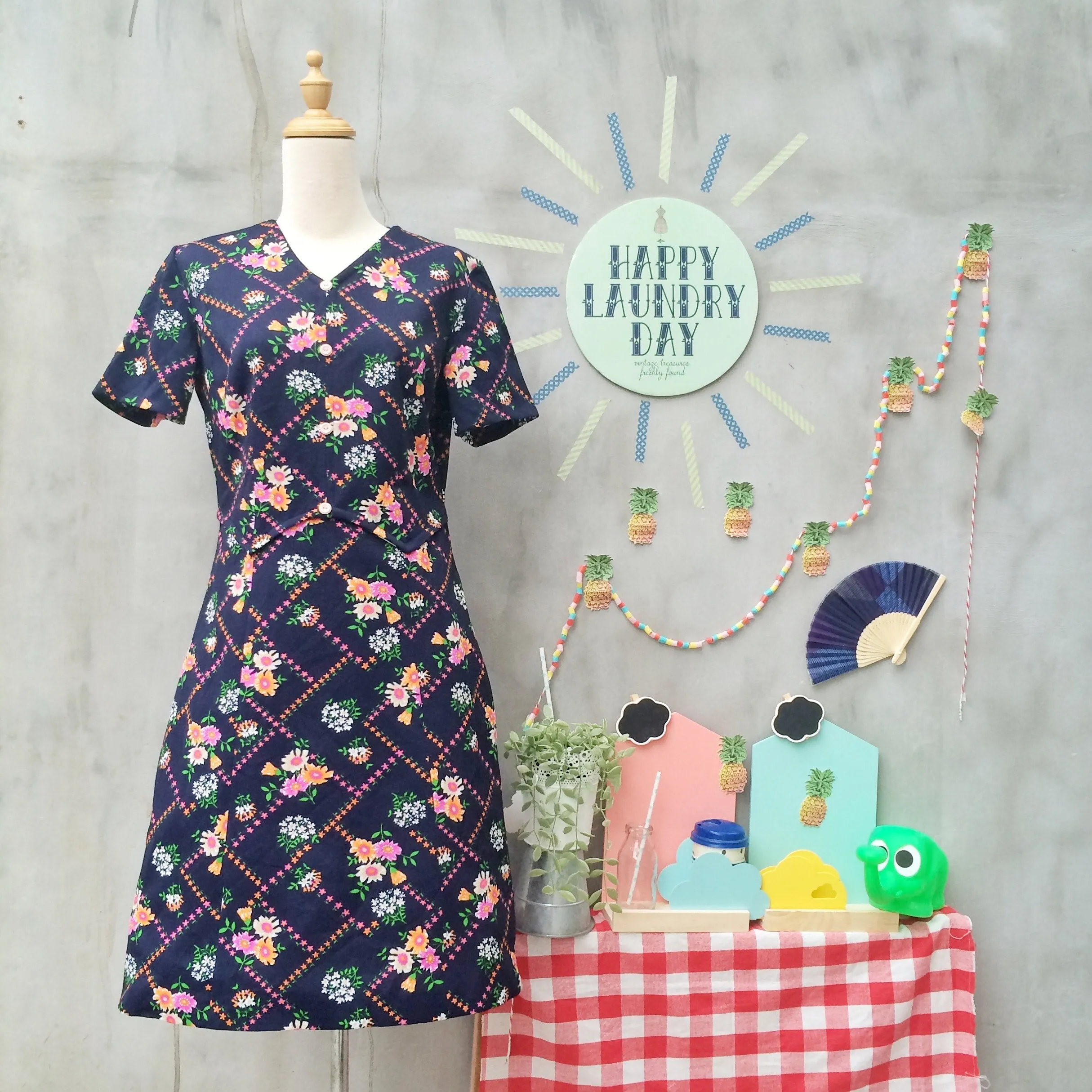 Maypole Dancer | Vintage 1960s 1970s Twiggy Mod retro Flower Power floral bouquet Short Dress
